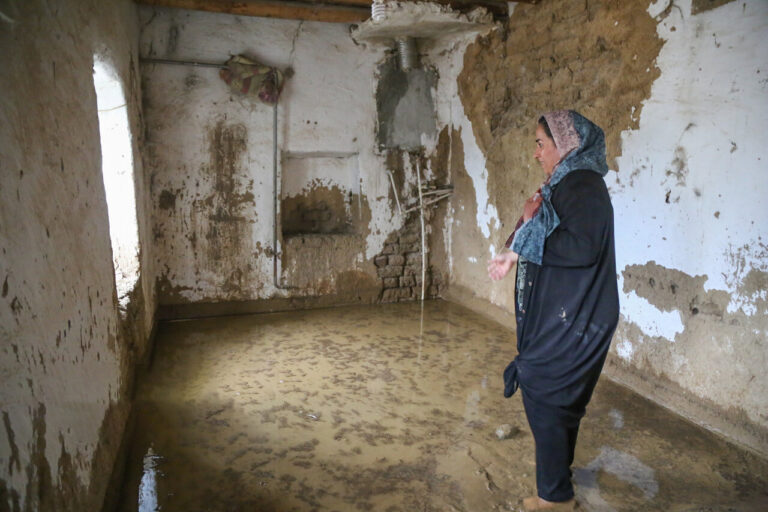 سیل‌زدگان بلاتکلیف