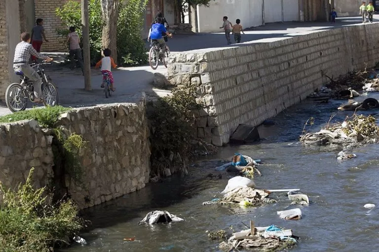 «آبشوران» اسیر فاضلاب و زباله