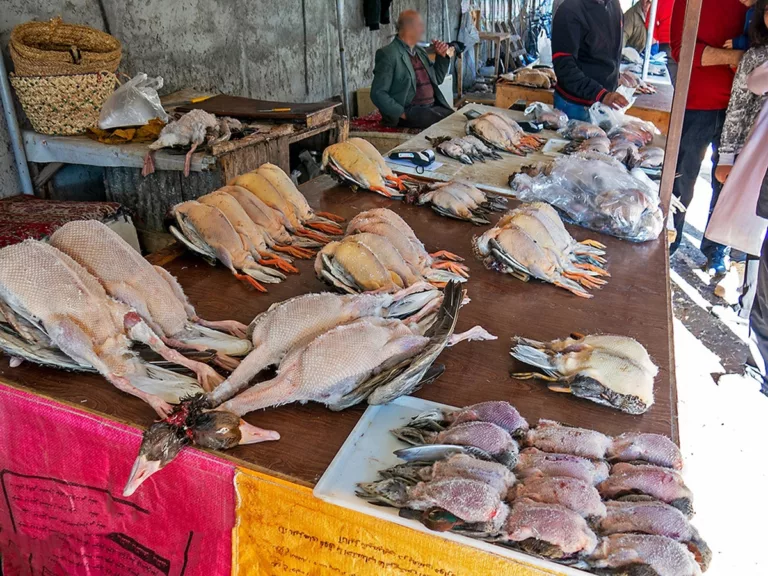 تعطیلی چندبارهٔ بازار پرحاشیه