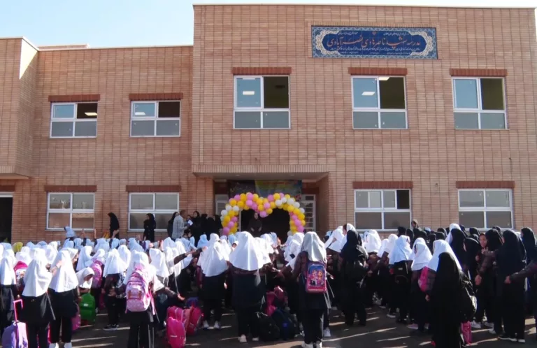 مدرسهٔ نیمه‌کاره میزبان دانش‌آموزان اشکاوندی