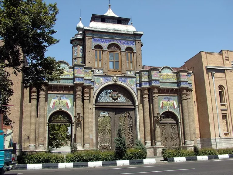 وزارتخانه را از میدان مشق خارج کنید