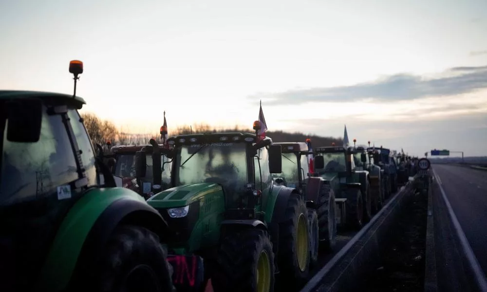 اعتراض تراکتوری کشاورزان فرانسوی ادامه دارد