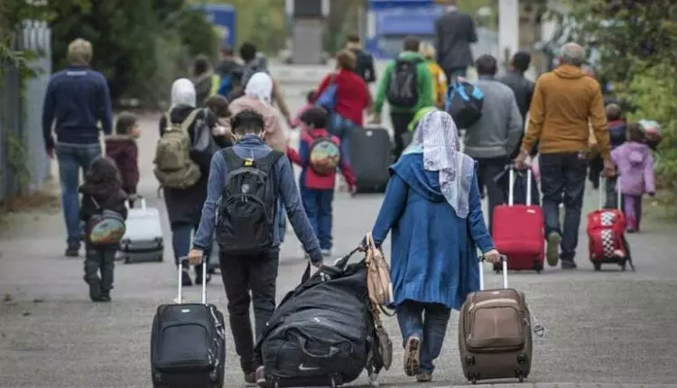 مردم مهاجرت می‌کنند که در ایران نباشند