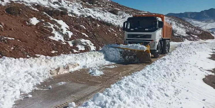 برف راه ارتباط ۱۶۰ روستای لرستان را مسدود کرد