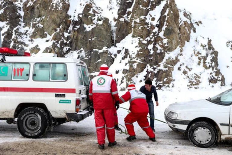 گرفتار شدن بیش از ۱۵ هزار نفر در برف و کولاک ۲۶ استان