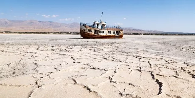 مالچ‌پاشی در دریاچه ارومیه مجوز محیط زیست ندارد