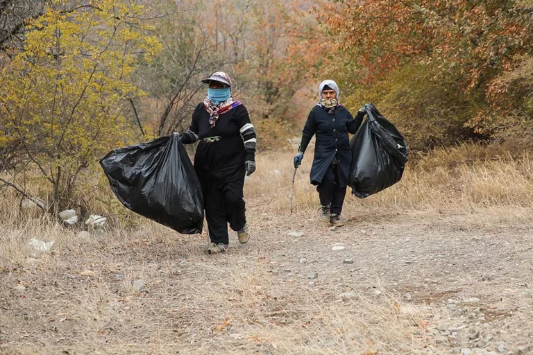 ایستادگی کنشگران زن