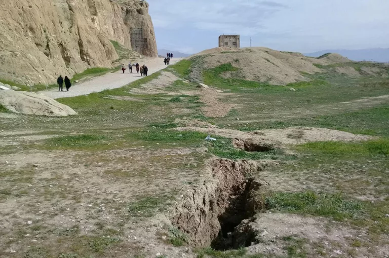 فرونشست زیر پای آثار تاریخی