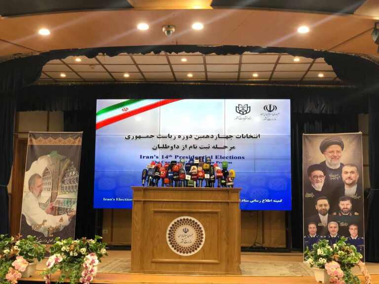 زنان از قطار ثبت‌نام پیاده شدند