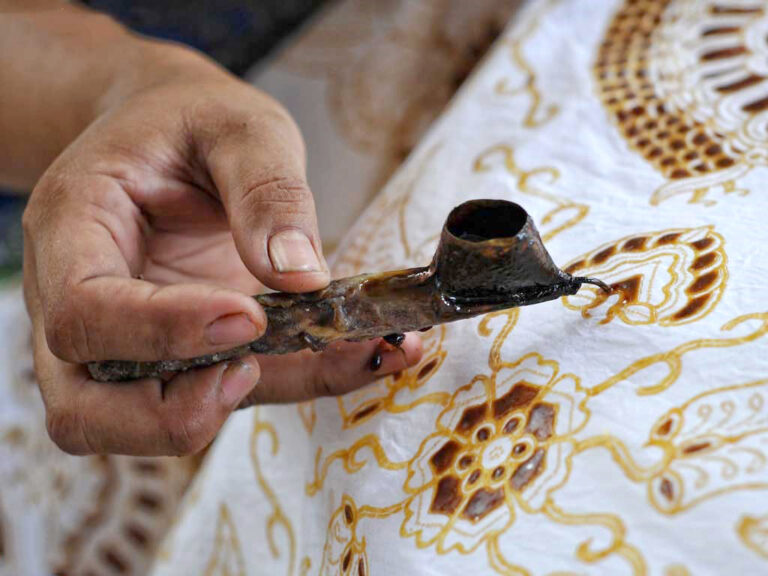 مهروموم رنگ‌ها روی ابریشم
