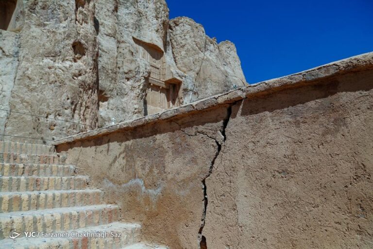 فرونشست زمین در نقش‌رستم به دلیل برداشت بی‌رویۀ آب