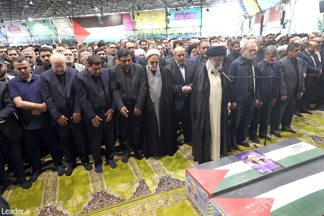 رهبر انقلاب بر پیکر شهید اسماعیل هنیه اقامه نماز کردند