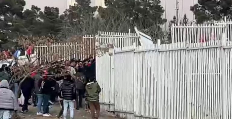 شکستن درب ورزشگاه آزادی به دلیل ازدحام جمعیت