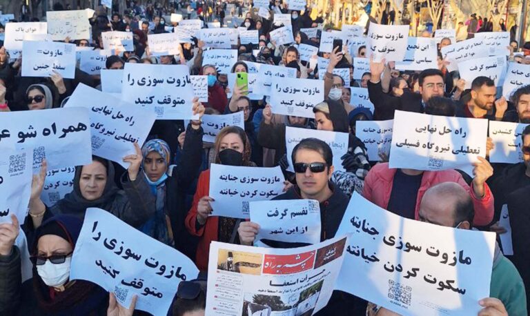 تجمع اعتراضی شهروندان اراک به وضعیت آلودگی هوا و مازوت‌سوزی نیروگاه شازند