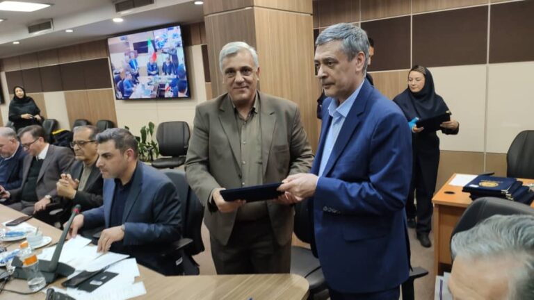 امضا تفاهم‌نامه گردشگری فی‌مابین کانون جهانگردی و اتومبیل‌رانی و اتاق بازرگانی کرمان