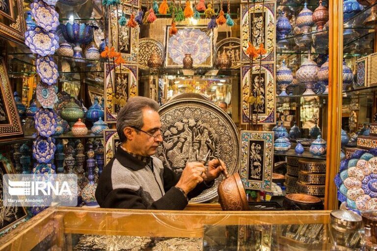 افزایش قیمت ارز سبب دشوار شدن شرایط کار در حوزه صنایع دستی می‌شود