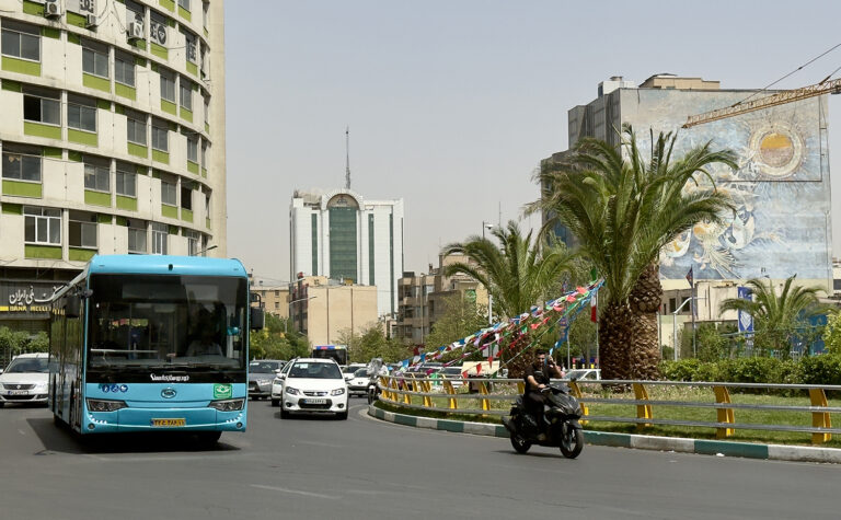 تهران با نخل دبی نمی‌شود