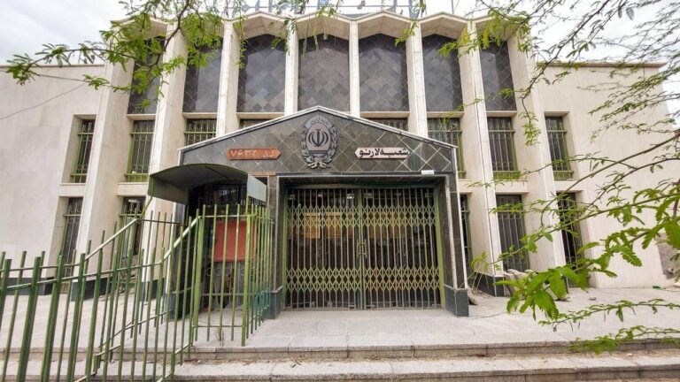 بانک ملی لار ثبتی نیست پس می‌توان نوسازی کرد