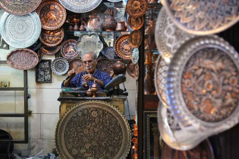 با چراغ در میانه‌ بازار اصفهان