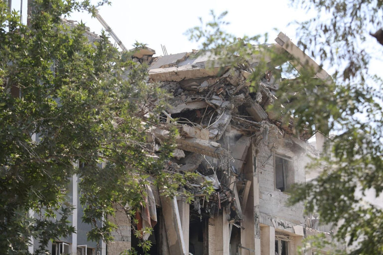 چمدان پر از آه، کوچه پر از خاک