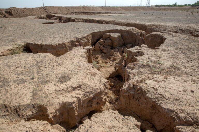 بحران بی‌بازگشت زیر پای ایران