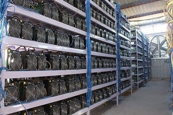 کاهش ۱۴۰۰ تا ۲۴۰۰ مگاواتی مصرف برق با محدودیت اینترنت؛ نقش مزارع رمز ارز غیرمجاز