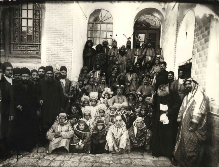 گروهی از تعزیه‌خوانان و زنان حاضر در تکیه دولت تهران جهت تماشا در اواخر دوره قاجاریه