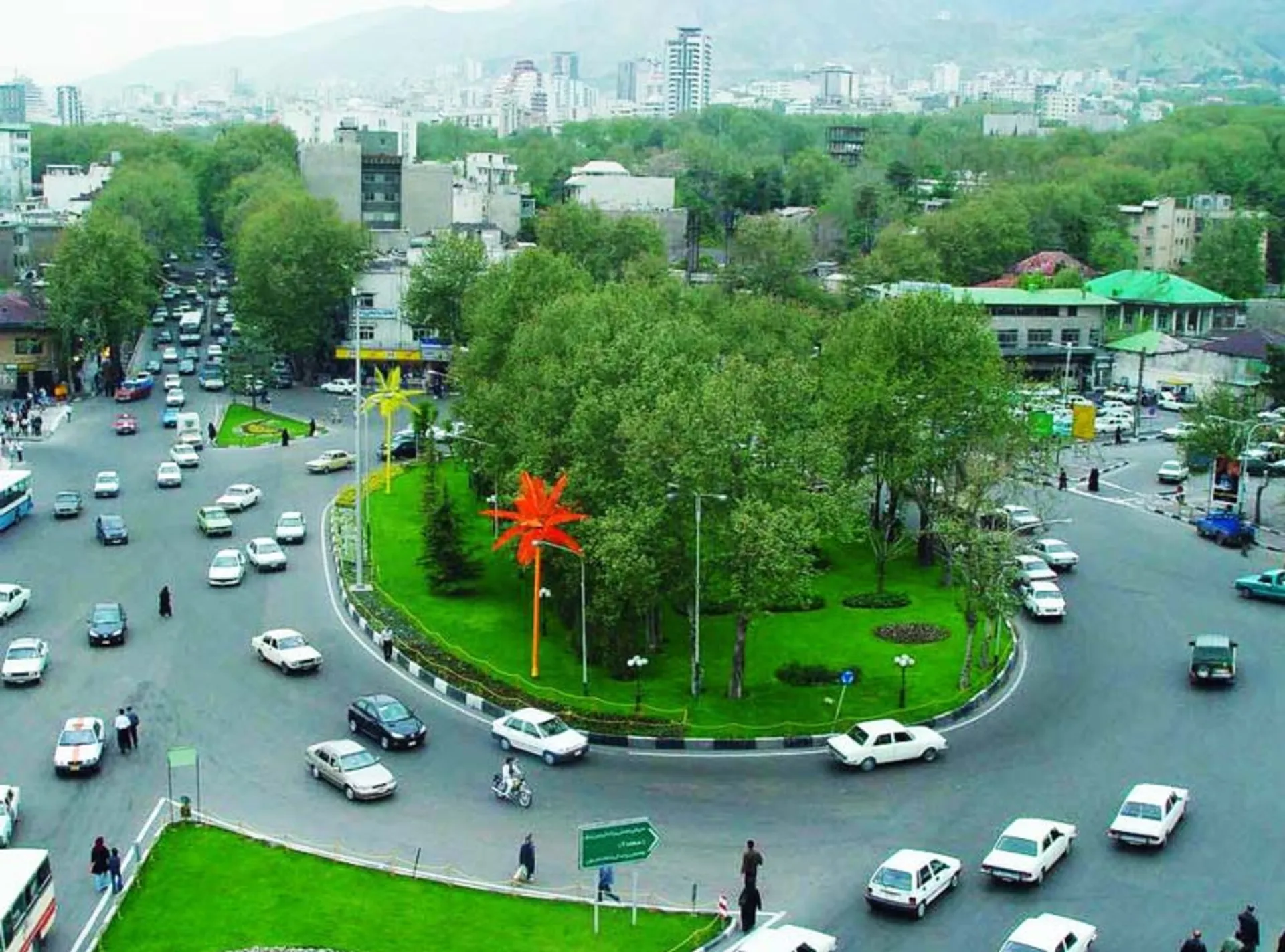 درخواست توقف عملیات تخریب فضای سبز و سنگ‌فرش در میدان تجریش