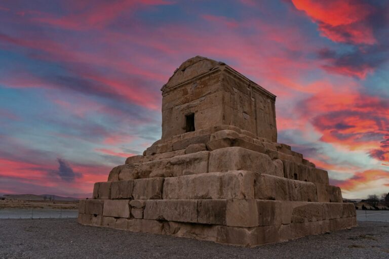 کوروش؛ آزادی‌خواه یا جهان‌گشا