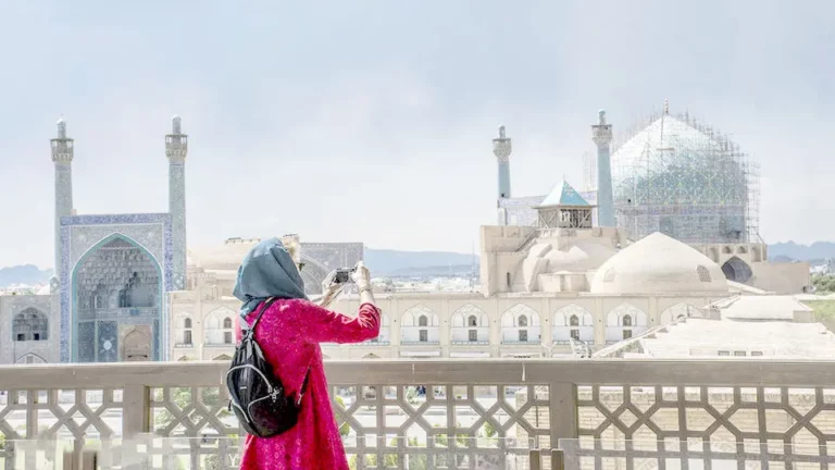 منیع عکس :شرق