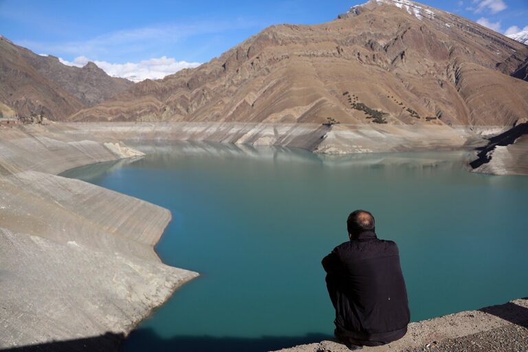 وقتی سرزمین‌ها می‌بارند، تهران فقط نگاه می‌کند