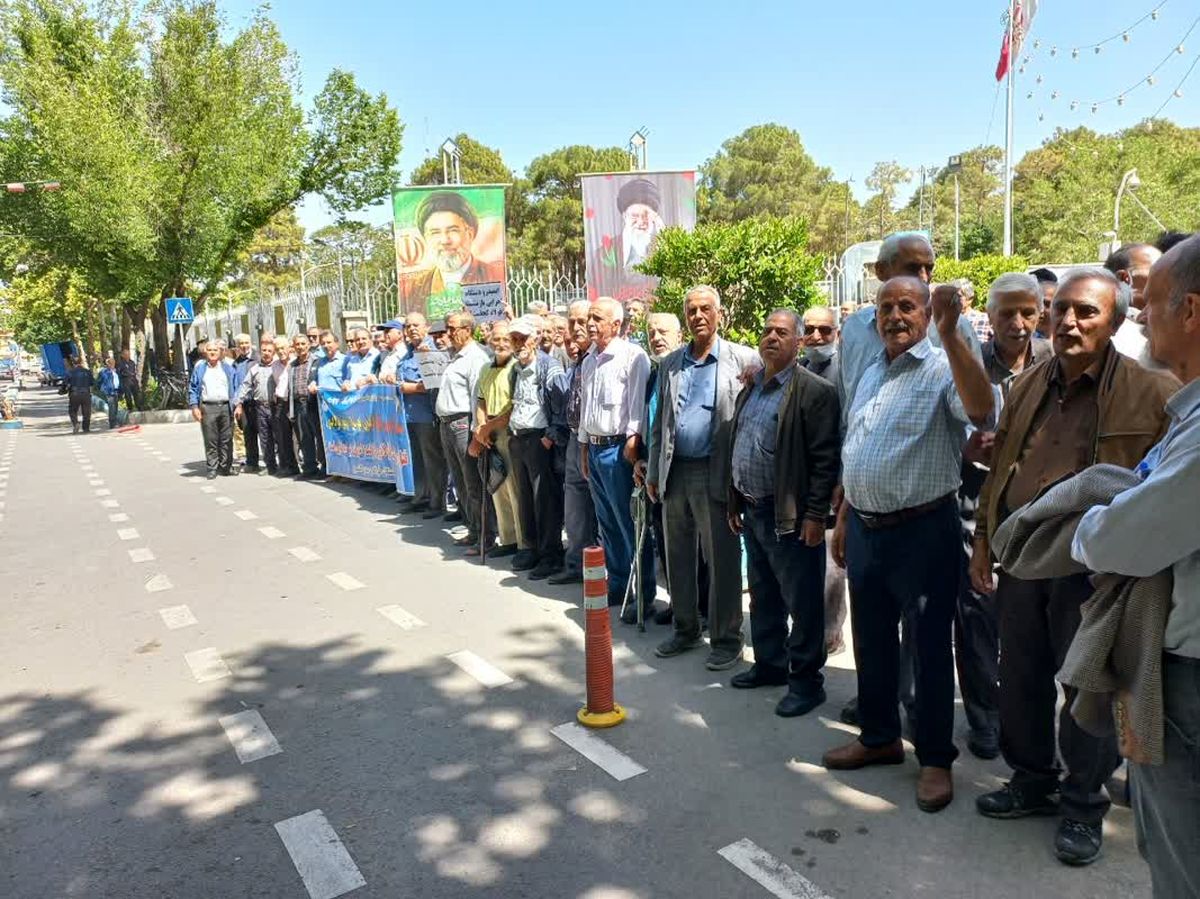 اعتراض بازنشستگان فولاد اصفهان و تهران به قطع شدن بیمه تکمیلی