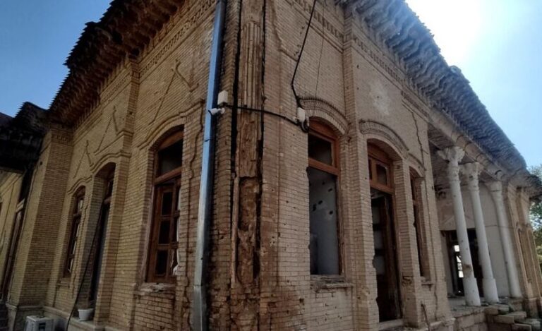 صدمه به بنای ثبت ملی نخستین بلدیه شیراز در پی حملات هوایی دشمن