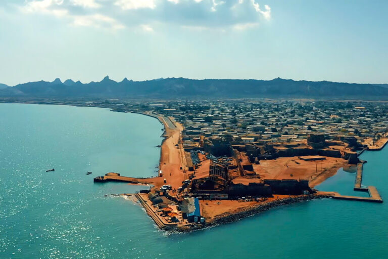 گلوگاه جهانی جنگ و تجارت