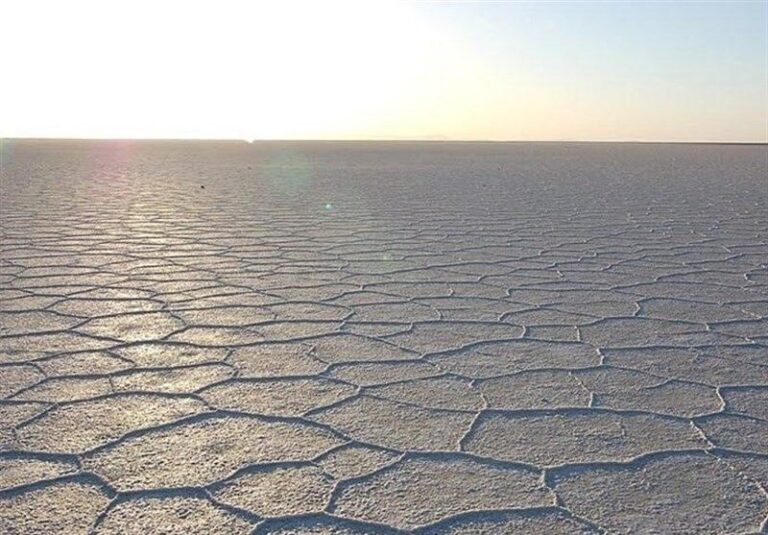 خشکسالی دریاچه نمک گرمسار تهدید جدی خیزش گردوغبار در تهران و ورامین