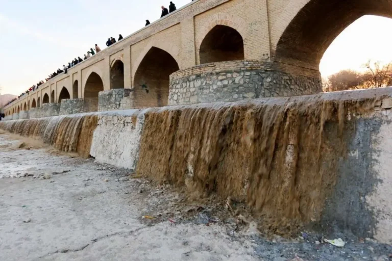 جریان پایه زاینده‌رود قطع نمی‌شود