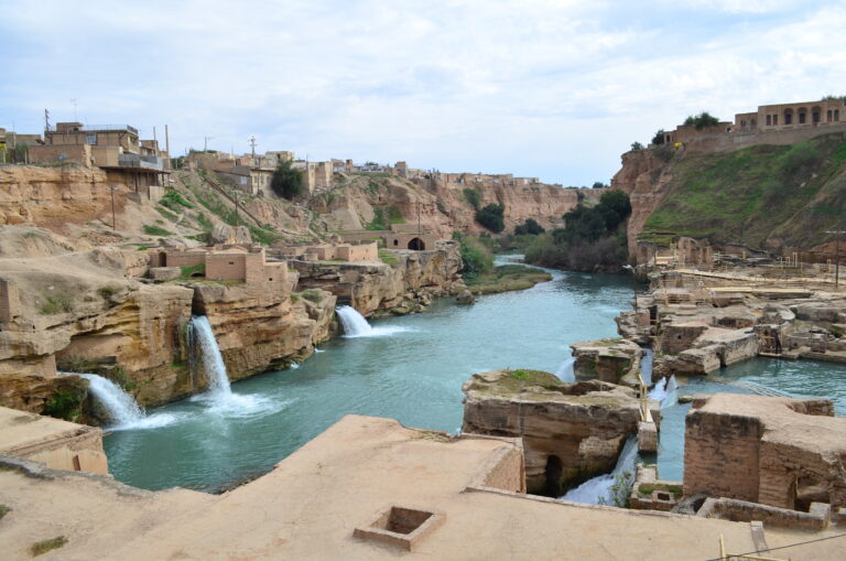یک دانش، دو سرنوشت