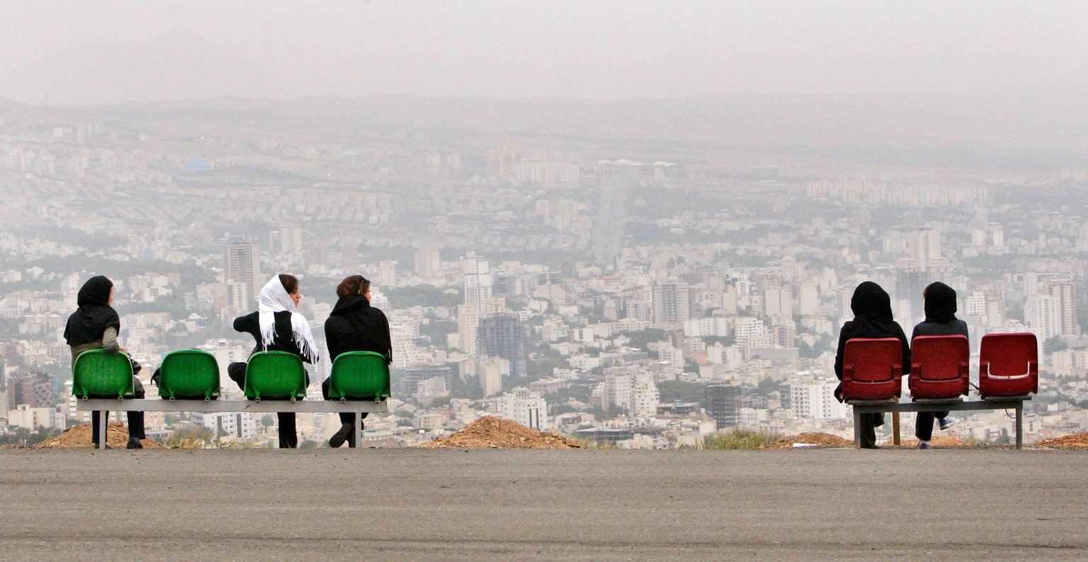 ایستادن میان دستاورد و عقب‌ماندگی