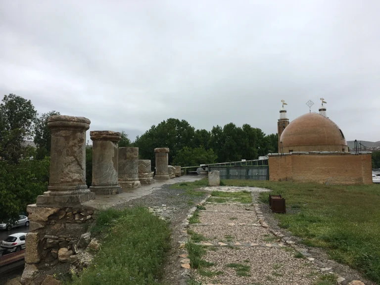 اینجا انسانِ دیرینه خانه داشت