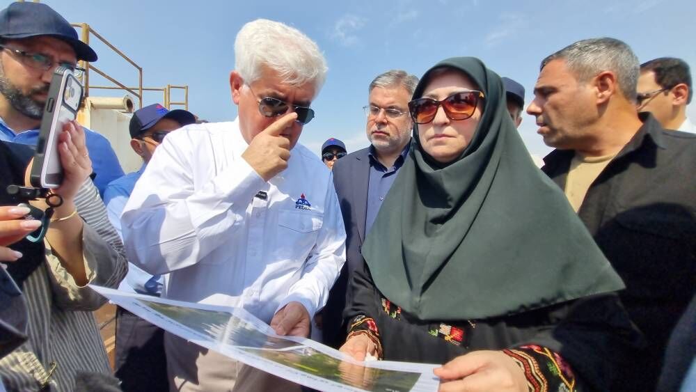 بازدید شینا انصاری از میدان نفتی سهراب