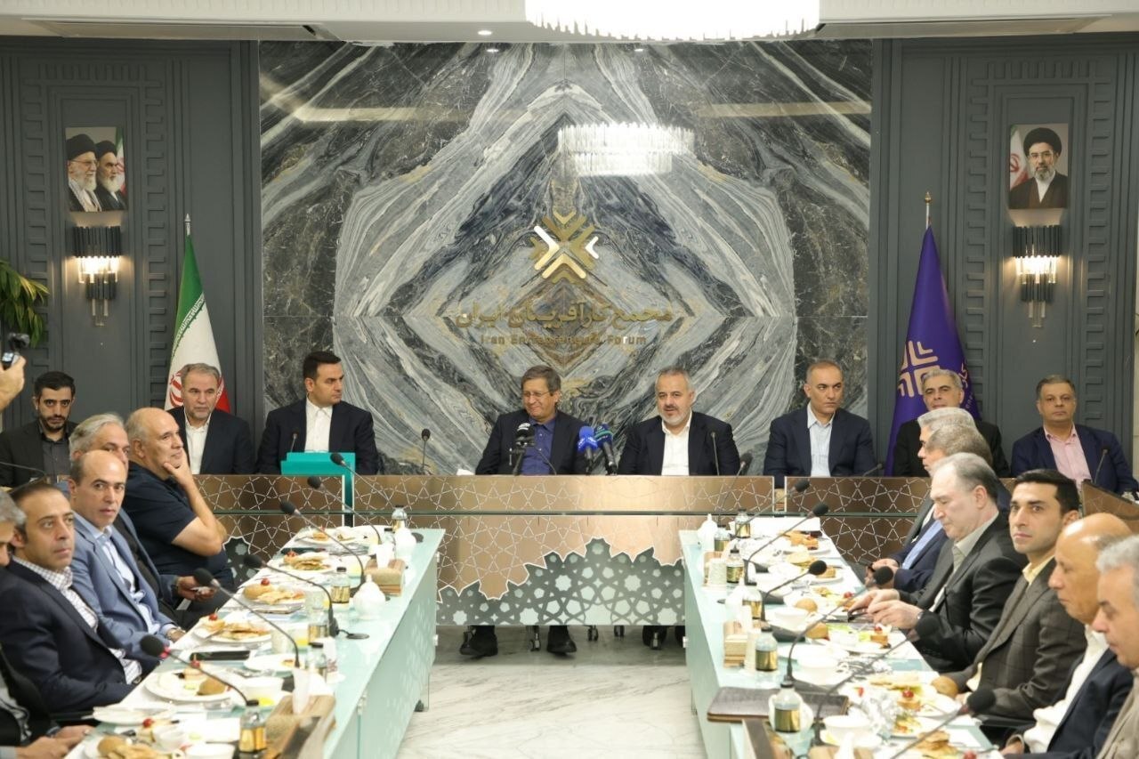همتی: مشکلی در تأمین ارز نداریم