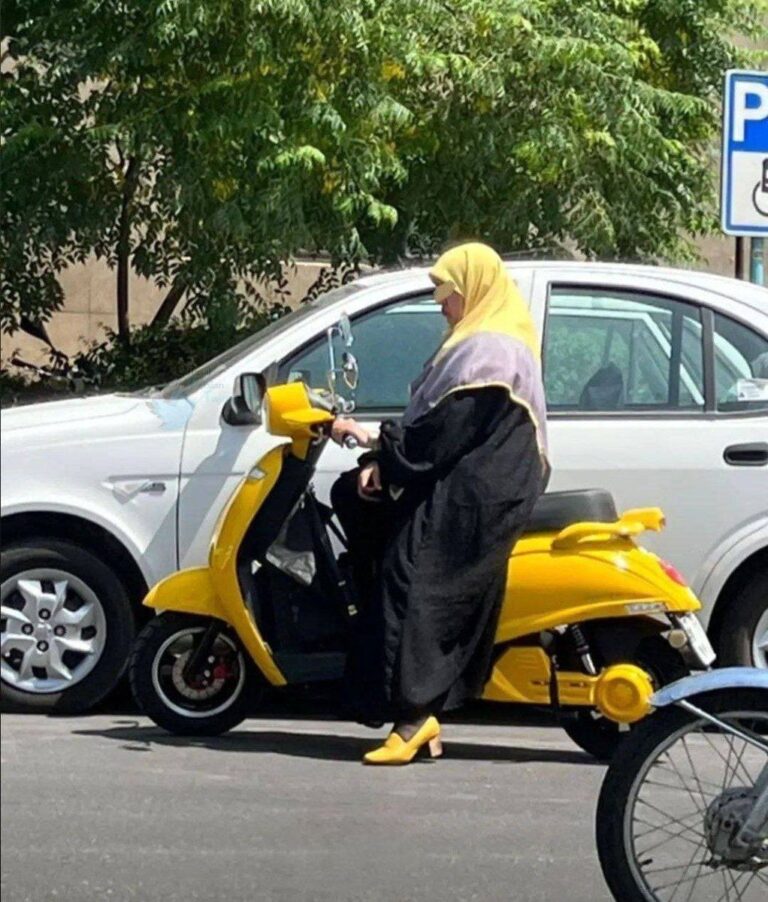 وزارت کشور به دنبال رفع موانع گواهینامه موتور زنان