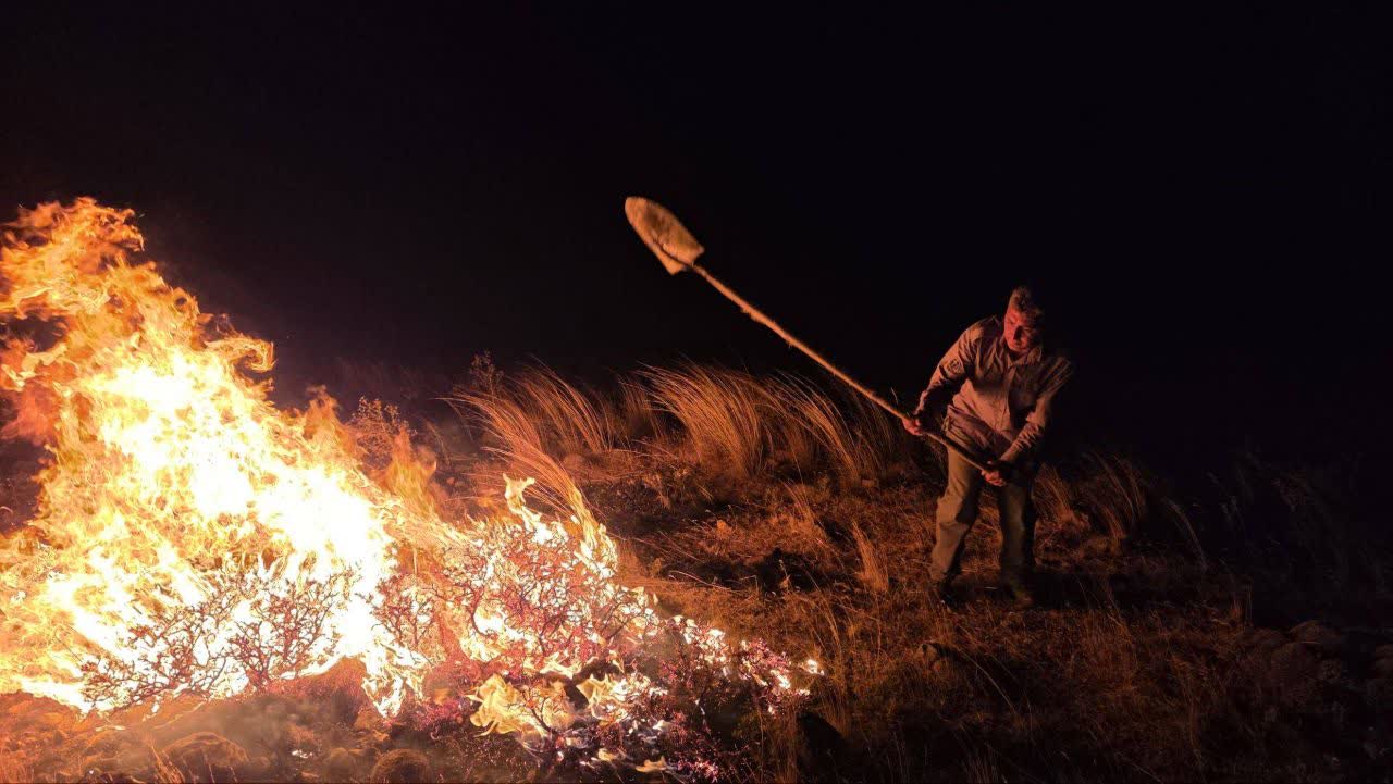 مهار آتش‌سوزی گسترده در ۴۰ هکتار از مراتع سراب با مشارکت محیط‌بانان و روستاییان