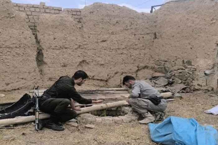 ماموران محیط زیست بالای سر چاه آبی که سر 41 آهوی شکار شده موته در آن یافت شد