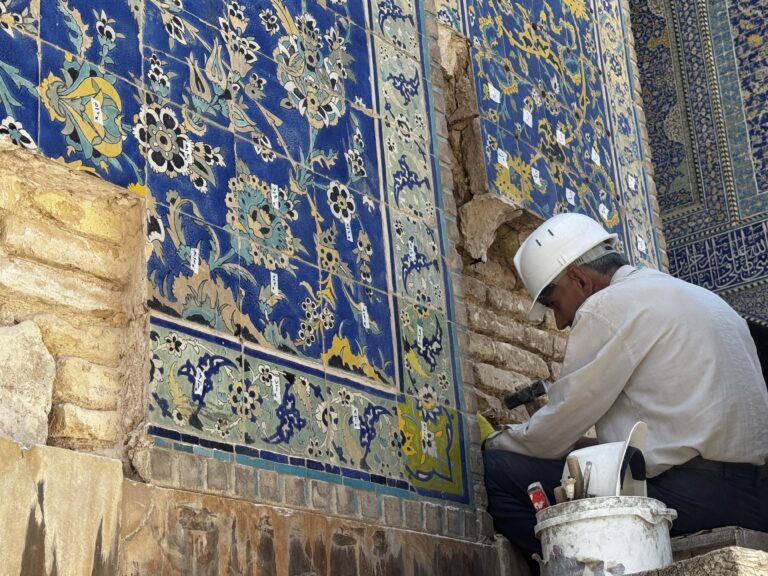 پشت فیروزه‌های نقش جهان