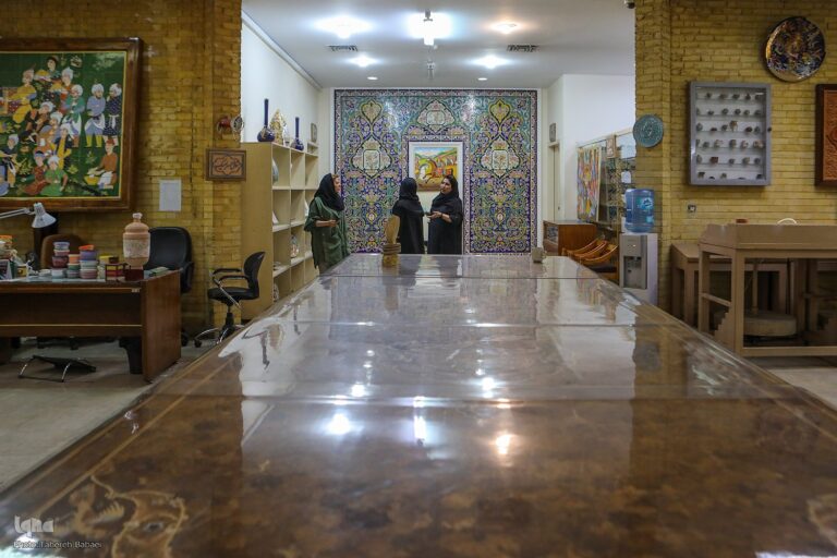 یکی بر سر شاخ، بُن می‌برید!