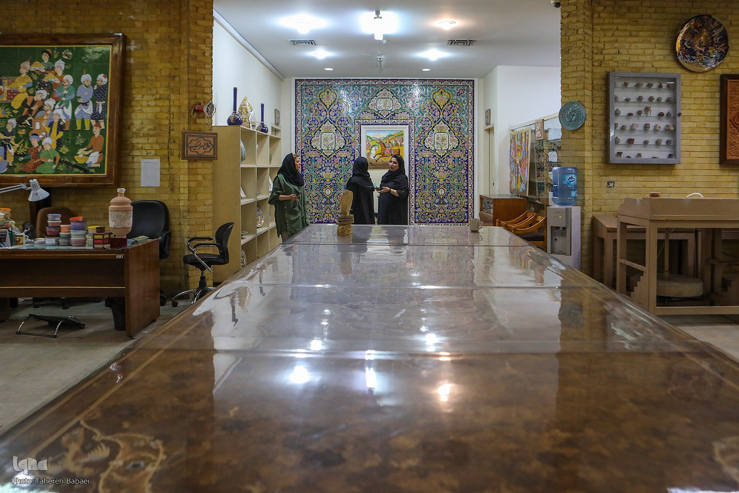 یکی بر سر شاخ، بُن می‌برید!