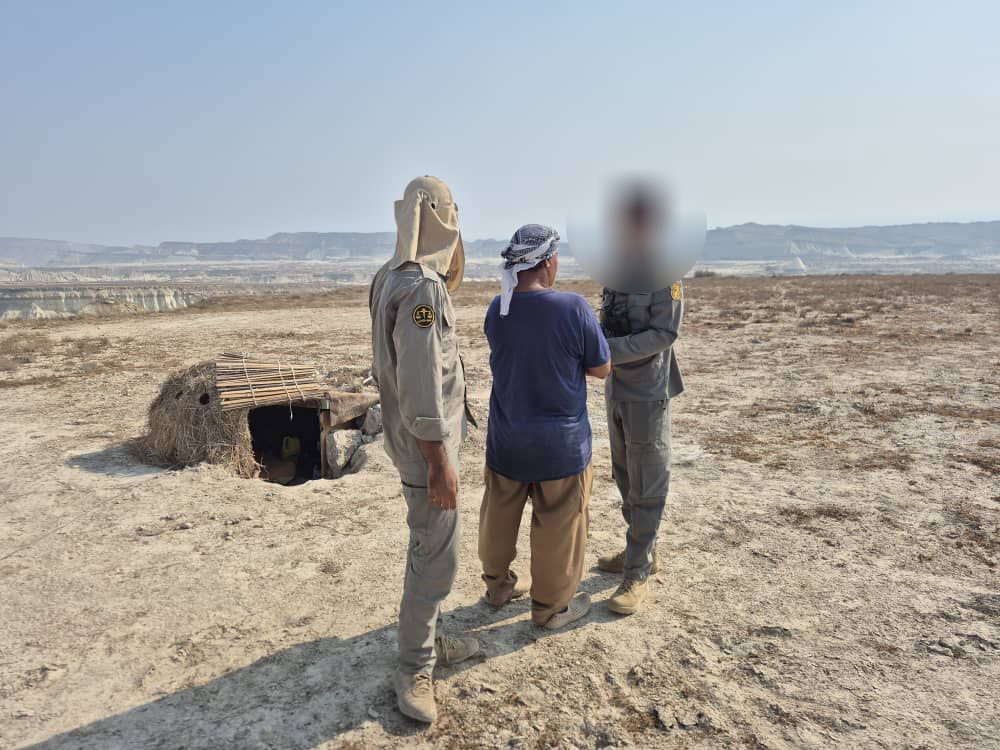 دستگیری متخلف زنده‌گیری پرندگان شکاری در شهرستان پارسیان