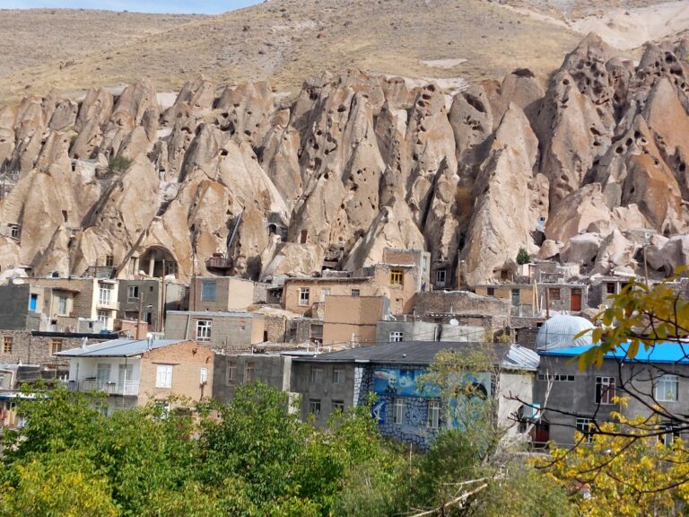 استراتژی دوگانه حفاظت و مرمت در روستای جهانی کندوان
