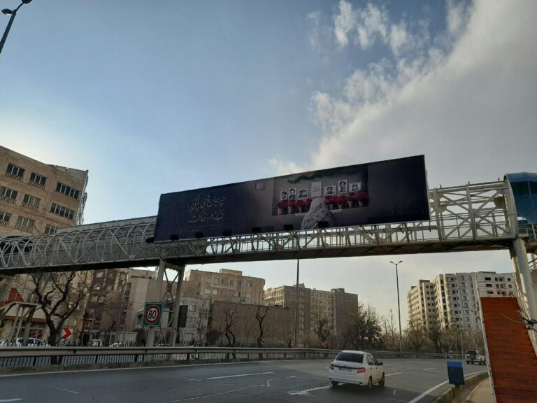 زنانی که روی دیوارهای تهران نیستند